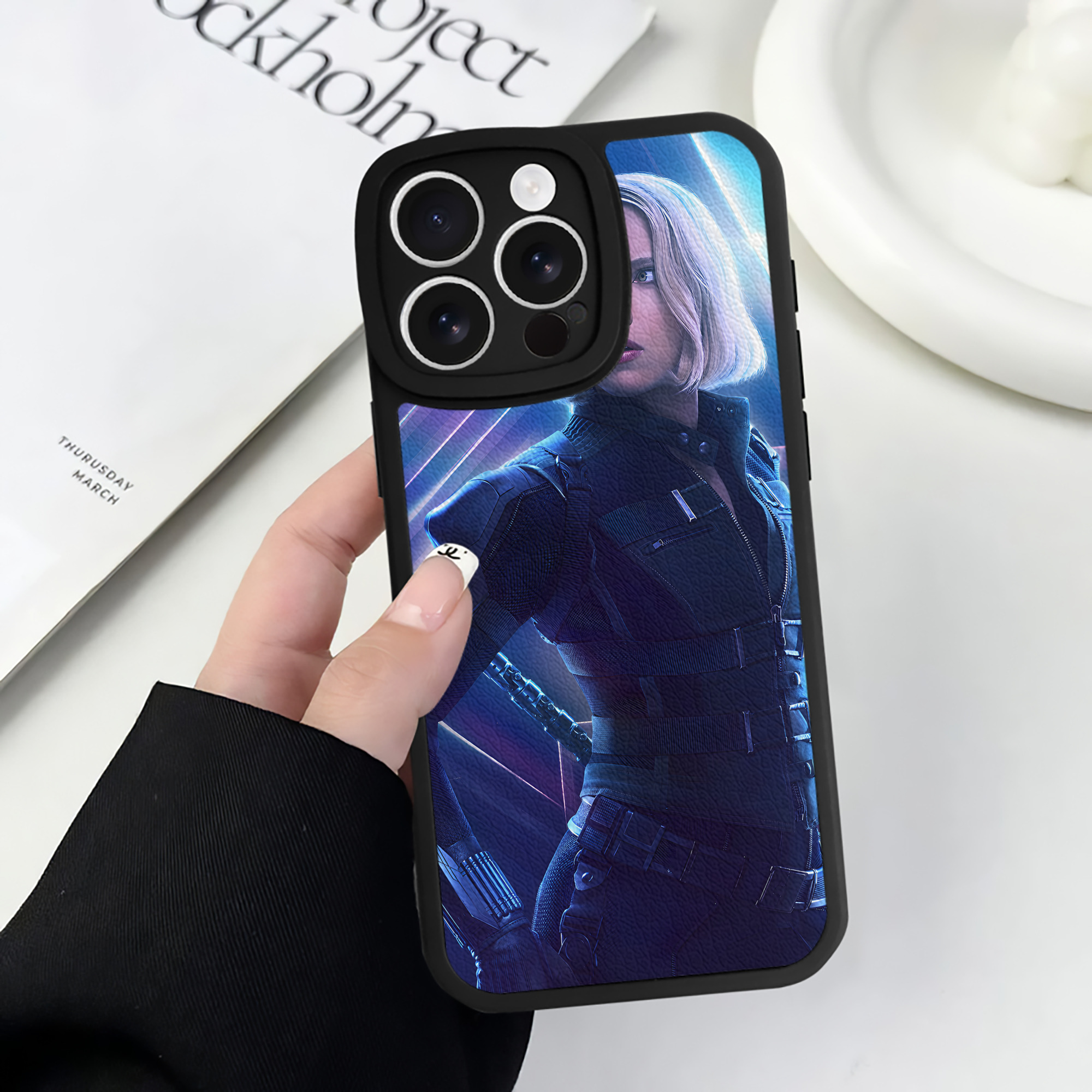 （画像用） アベンジャーズ The Avengers 【iPhone 16シリーズ対応】シリコンスマホケース（レザー調） 材質：シリコン
